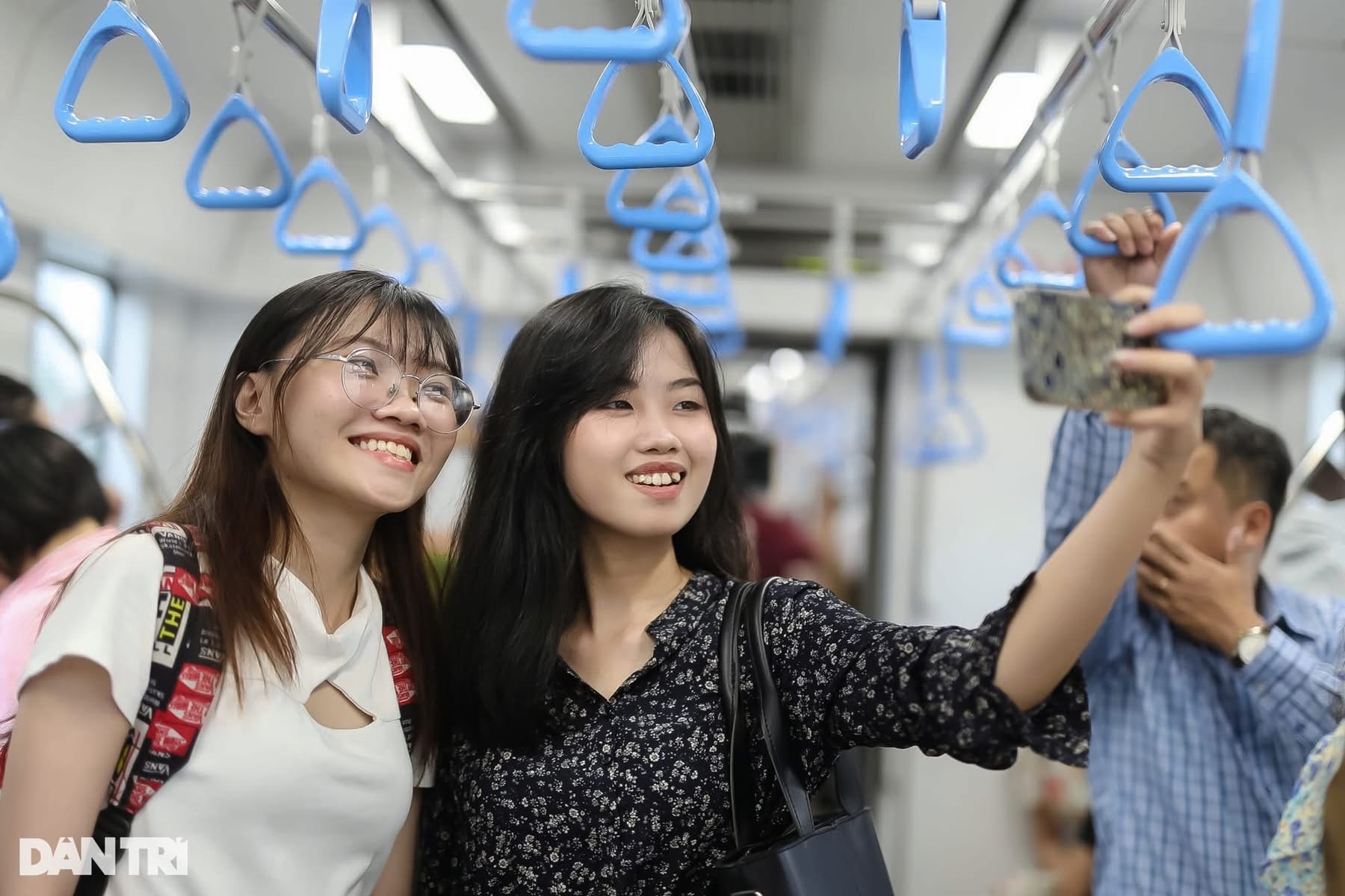 Ở cầu vượt Sóng Thần trải nghiệm tàu điện Metro như thế nào?